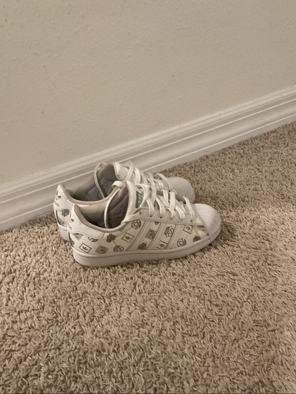 adidas White Low-Top Kids Sneakers with Gray Icon Print